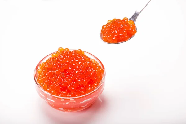 Caviar Rojo Tazón Vidrio Con Cuchara Aislada Sobre Fondo Blanco — Foto de Stock