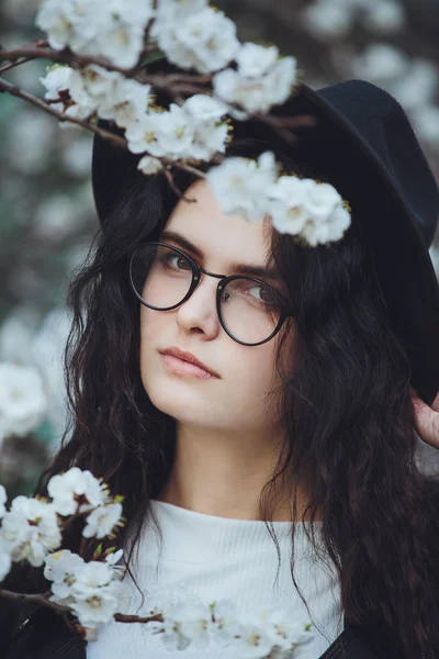 Venkovní Jarní Portrét Módní Dívky Která Pózná Úžasné Kvetoucí Zahradě — Stock fotografie