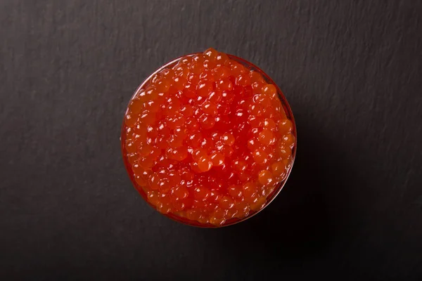 Caviar Rojo Tazón Cristal Sobre Fondo Negro —  Fotos de Stock