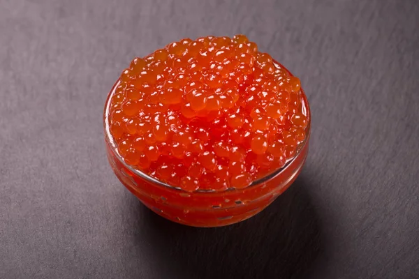 Caviar Rojo Tazón Cristal Sobre Fondo Negro — Foto de Stock