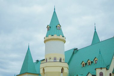 Gökyüzüne karşı kalenin parçası