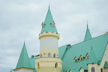 Gökyüzüne karşı kalenin parçası