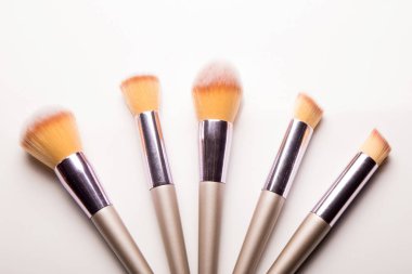 Beyaz arkaplanda izole edilmiş makyaj fırçaları