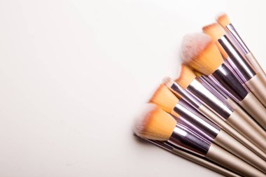 Beyaz arkaplanda izole edilmiş makyaj fırçaları