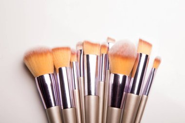 Beyaz arkaplanda izole edilmiş makyaj fırçaları