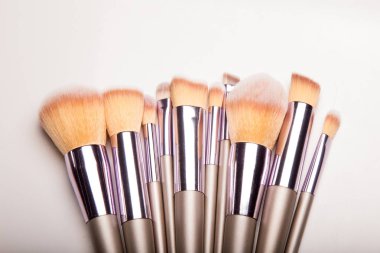 Beyaz arkaplanda izole edilmiş makyaj fırçaları