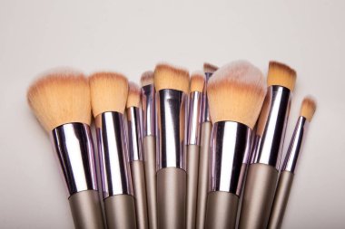 Beyaz arkaplanda izole edilmiş makyaj fırçaları