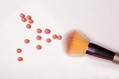 Renkli Pigment Tozu ile beyaz arka planda izole Edilmiş Makyaj Fırçaları