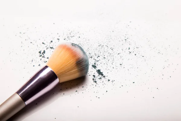 Cepillos Maquillaje Aislados Fondo Blanco Con Polvo Colorido Del Pigmento — Foto de Stock