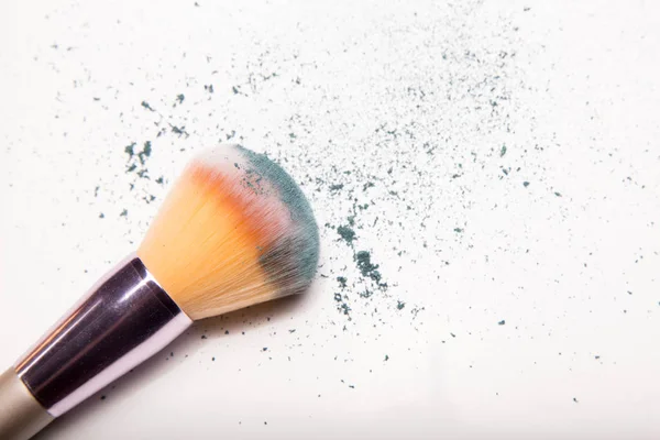 Cepillos Maquillaje Aislados Fondo Blanco Con Polvo Colorido Del Pigmento — Foto de Stock