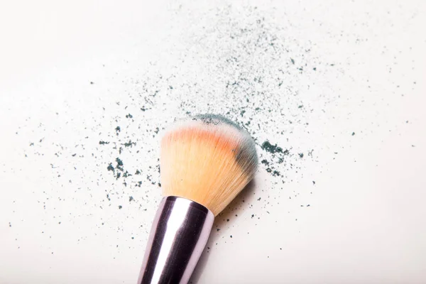 Cepillos Maquillaje Aislados Fondo Blanco Con Polvo Colorido Del Pigmento — Foto de Stock