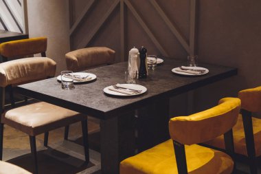 Masada cam kadehler var. Servis masası. Tablo ayarı