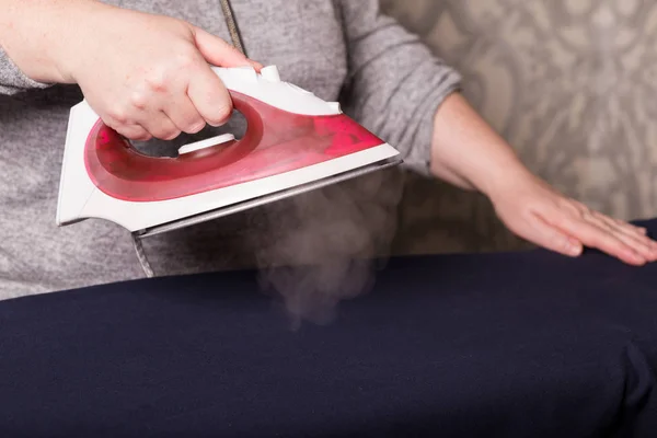 Planchando Ropa Las Manos Femeninas Están Planchando Ropa Con Primer — Foto de Stock