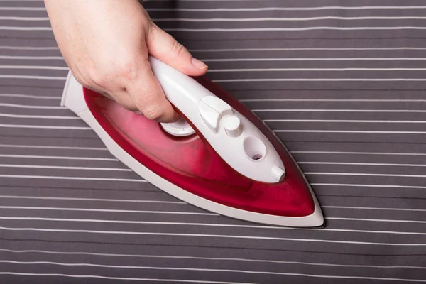 Planchando Ropa Las Manos Femeninas Están Planchando Ropa Con Primer — Foto de Stock