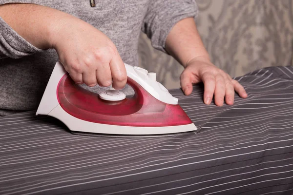 Planchando Ropa Las Manos Femeninas Están Planchando Ropa Con Primer — Foto de Stock