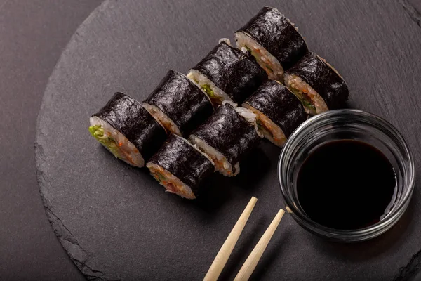Rolo Sushi Com Gengibre Wasabi Molho Soja Fundo Preto — Fotografia de Stock
