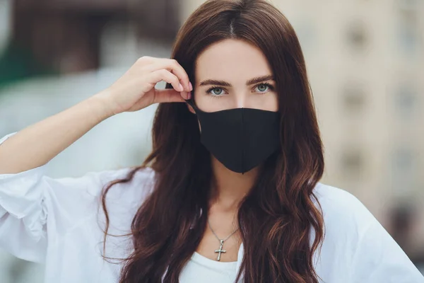 Covid Coronavirus Pandemie Mädchen Mit Schutzmaske Vor Viren Gesicht Auf — Stockfoto