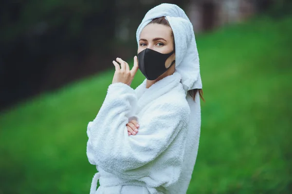 Covid Coronavirus Pandemie Mädchen Mit Schwarzer Schutzmaske Vor Viren Gesicht — Stockfoto