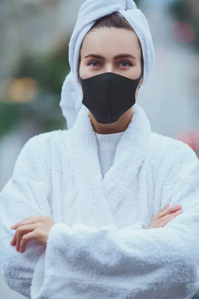 Covid Coronavirus Pandemie Mädchen Mit Schwarzer Schutzmaske Vor Viren Gesicht — Stockfoto