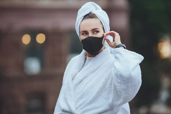 Covid Coronavirus Pandemie Mädchen Mit Schwarzer Schutzmaske Vor Viren Gesicht — Stockfoto