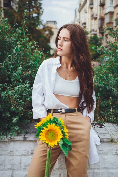 Jovem Menina Bonita Feliz Está Andando Uma Camisa Calças Com — Fotografia de Stock