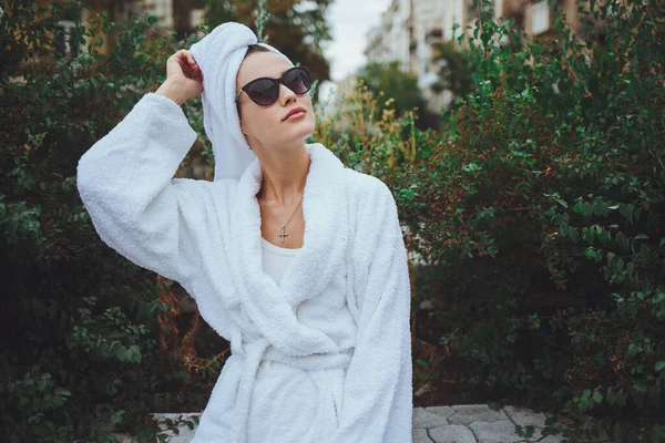 Hermosa Joven Sonriente Con Una Túnica Blanca Balcón — Foto de Stock