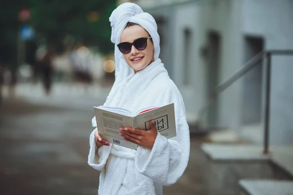 Glamorös Dam Vit Badrock Med Vit Handduk Huvudet Och Eleganta — Stockfoto