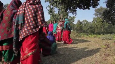 Bardia, Nepal - 16 Ocak 2014: Geleneksel folklor kadın dans Bardia, Nepal Maggy Festivali sırasında