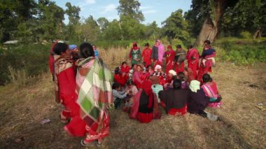 Bardia, Nepal - 16 Ocak 2014: Geleneksel folklor kadın dans Bardia, Nepal Maggy Festivali sırasında