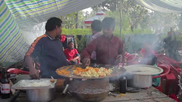 巴蒂亚 尼泊尔 2014 玛吉巴蒂亚 尼泊尔在节日期间准备露天游乐场 在本地食品 — 图库视频影像