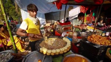 bardia, nepal - 16 Ocak 2014: bardia, nepal maggy Festivali sırasında fuar alanı içinde yerel gıda hazırlama