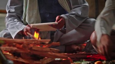 Hindu brahman dua Puja, düğün - Bardia, Terai Nepal için mantra okuma sırasında