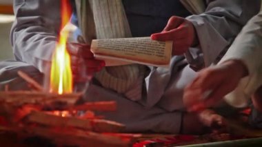 Hindu brahman dua Puja, düğün - Bardia, Terai Nepal için mantra okuma sırasında