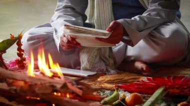 Hindu brahman dua Puja, düğün - Bardia, Terai Nepal için mantra okuma sırasında