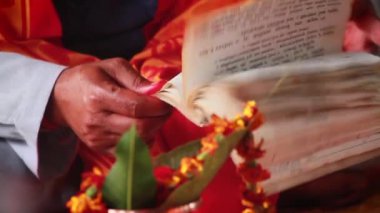 Hindu brahman dua Puja, düğün - Bardia, Terai Nepal için mantra okuma sırasında