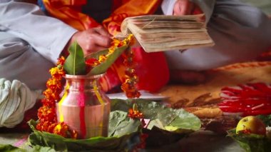 Hindu brahman dua Puja, düğün - Bardia, Terai Nepal için mantra okuma sırasında