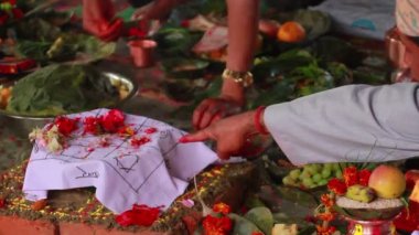 Hindu brahman dua Puja, düğün - Bardia, Terai Nepal için mantra okuma sırasında