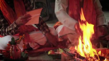 Hindu brahman dua Puja, düğün - Bardia, Terai Nepal için mantra okuma sırasında