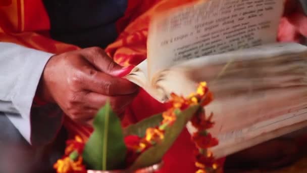 Hindu Brahman Beten Während Puja Lesen Mantra Für Hochzeit Bardia — Stockvideo