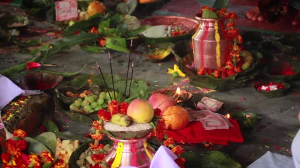 Hindu Brahman Beten Während Puja Lesen Mantra Für Hochzeit Bardia — Stockvideo