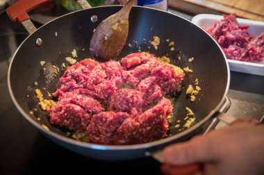 Kıyma hazırlık ve lazanya bolognese ragu için tavada pişirme görünümü Kapat