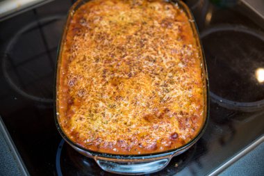 Lazanya bolognese Peynirli tava pişirme cam