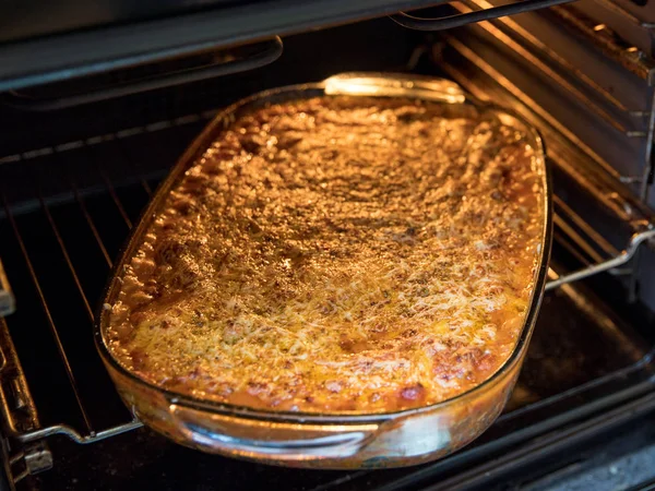 Lasagna Bolognese Brânză Tigaie Copt Din Sticlă — Fotografie, imagine de stoc