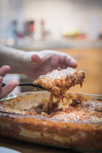 Mann Serviert Lasagne Bolognese Mit Käse — Stockfoto