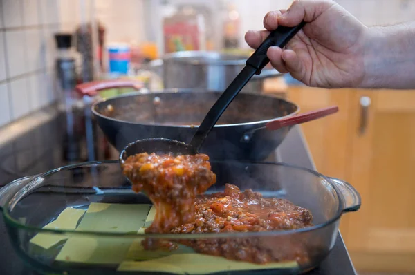 Man Memasak Lasagna Bolognese Dengan Keju Dapur Rumah — Stok Foto