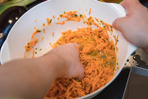 在白色碗里煮胡萝卜沙拉的人 — 图库照片#