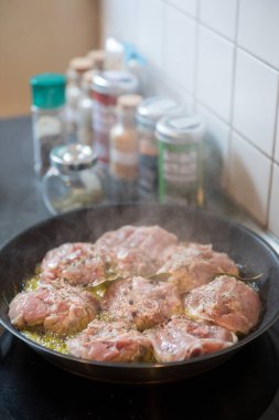 Tavuk bacağı biftek üzerinde beyaz şarap soslu otlar baharat ve tavada ızgara soğan ile