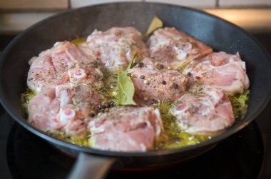 Tavuk bacağı biftek üzerinde beyaz şarap soslu otlar baharat ve tavada ızgara soğan ile