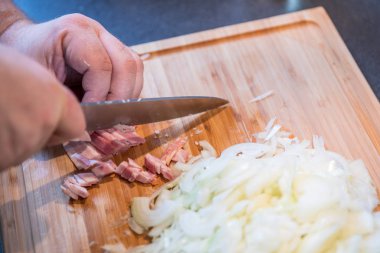 Kesme ve soğan ve pastırma ahşap plaka üzerinde doğrama dostum