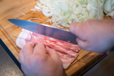 Kesme ve soğan ve pastırma ahşap plaka üzerinde doğrama dostum